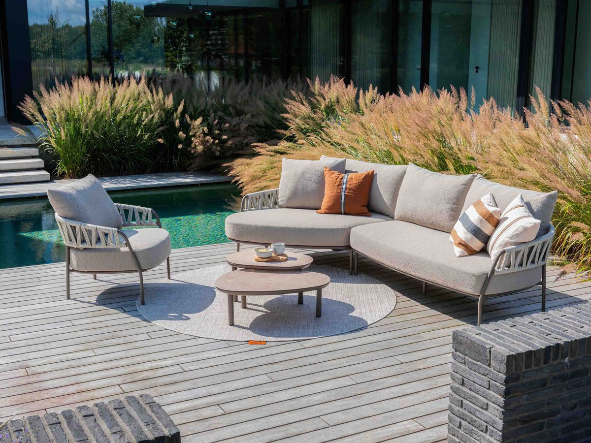 Calma lounge 4 Seasons Outdoor | Lounge tuinset - VEH De Calma lounge van 4 Seasons Outdoor staat voor pure luxe en comfort in je tuin. Dankzij de hoogwaardige materialen en all weather kussens geniet je het hele seizoen zorgeloos buiten. Het tijdloze design past perfect in zowel moderne als landelijke tuinen. Ontdek deze lounge set in onze showroom en ervaar het zitcomfort zelf.