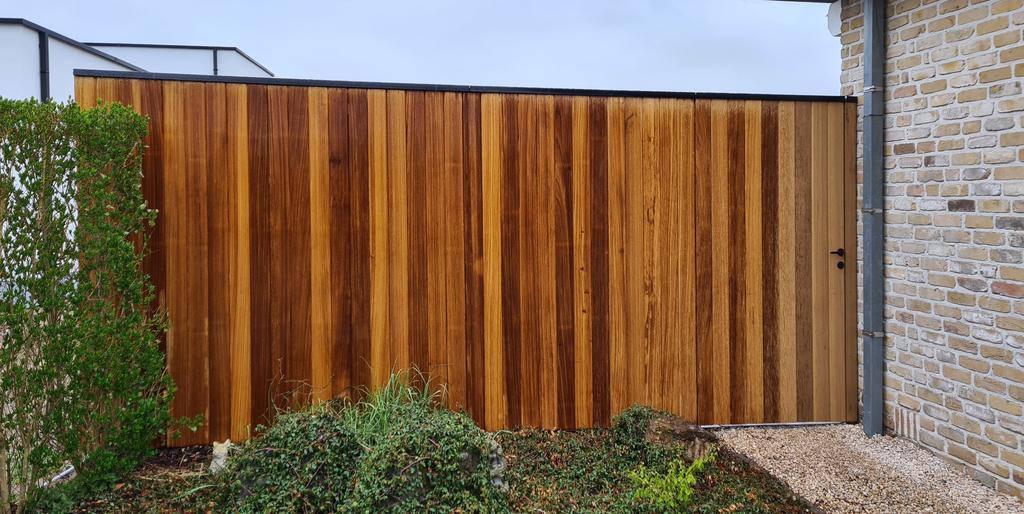 Afsluiting modern in hout, iroko, veh ronse