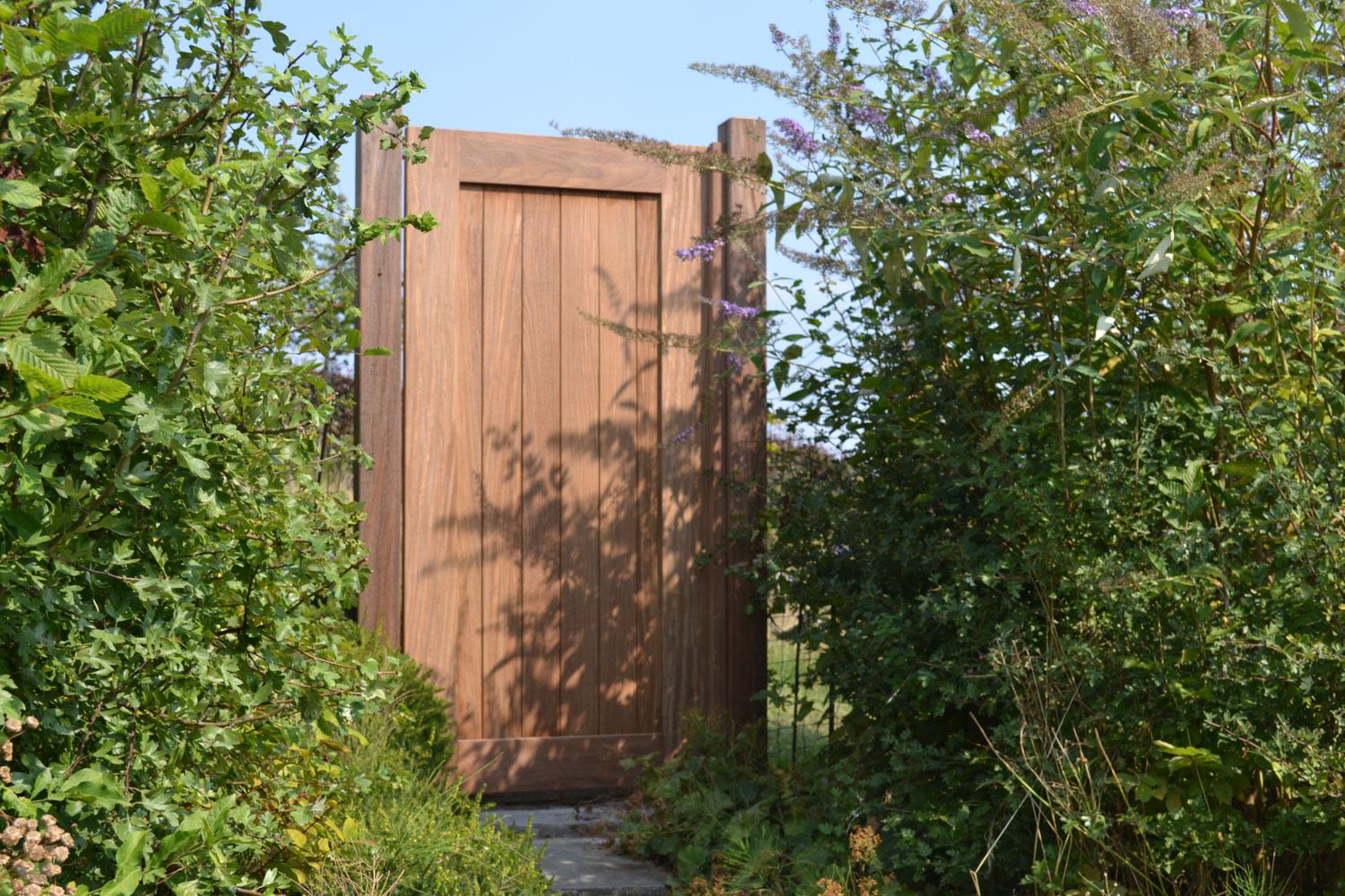 Voeg stijl en veiligheid toe aan uw tuin met een duurzame tuinpoort. Beschikbaar in hout (afromosia, padoek, iroko,...), metaal , aluminium en composiet, op maat gemaakt voor een perfecte aansluiting bij uw tuinafsluiting.