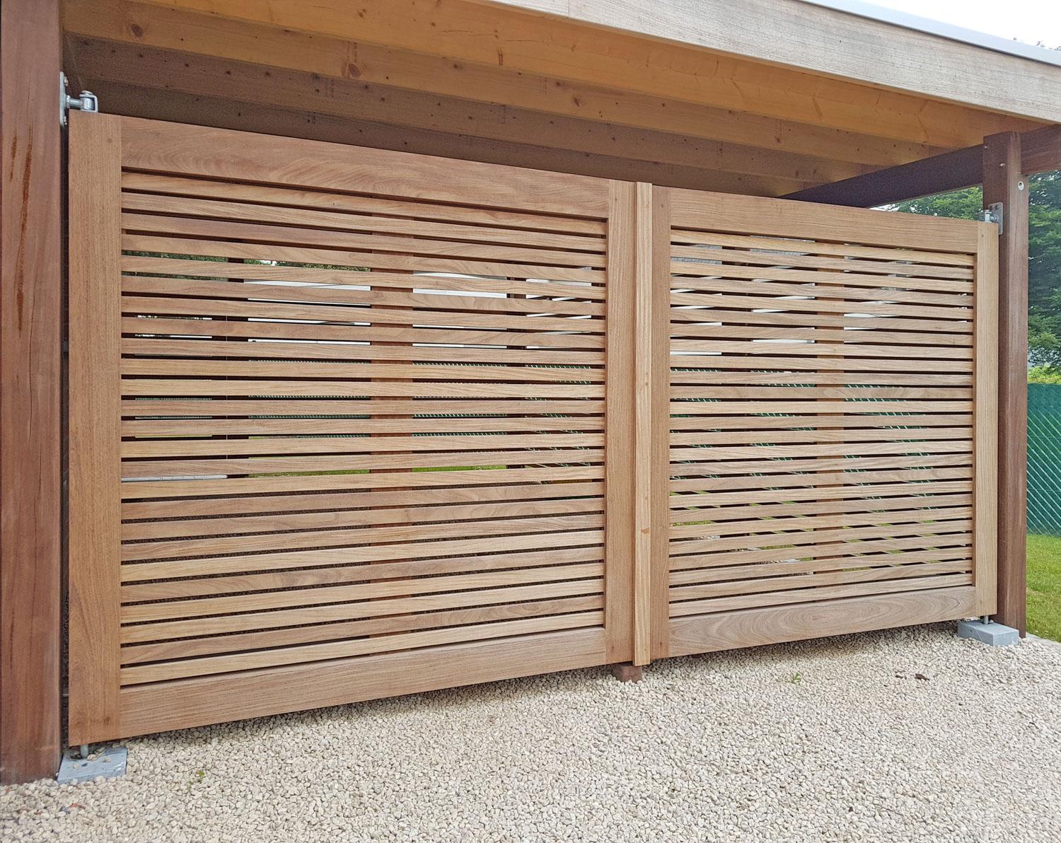 Voeg stijl en veiligheid toe aan uw tuin met een duurzame tuinpoort. Beschikbaar in hout (afromosia, padoek, iroko,...), metaal , aluminium en composiet, op maat gemaakt voor een perfecte aansluiting bij uw tuinafsluiting.