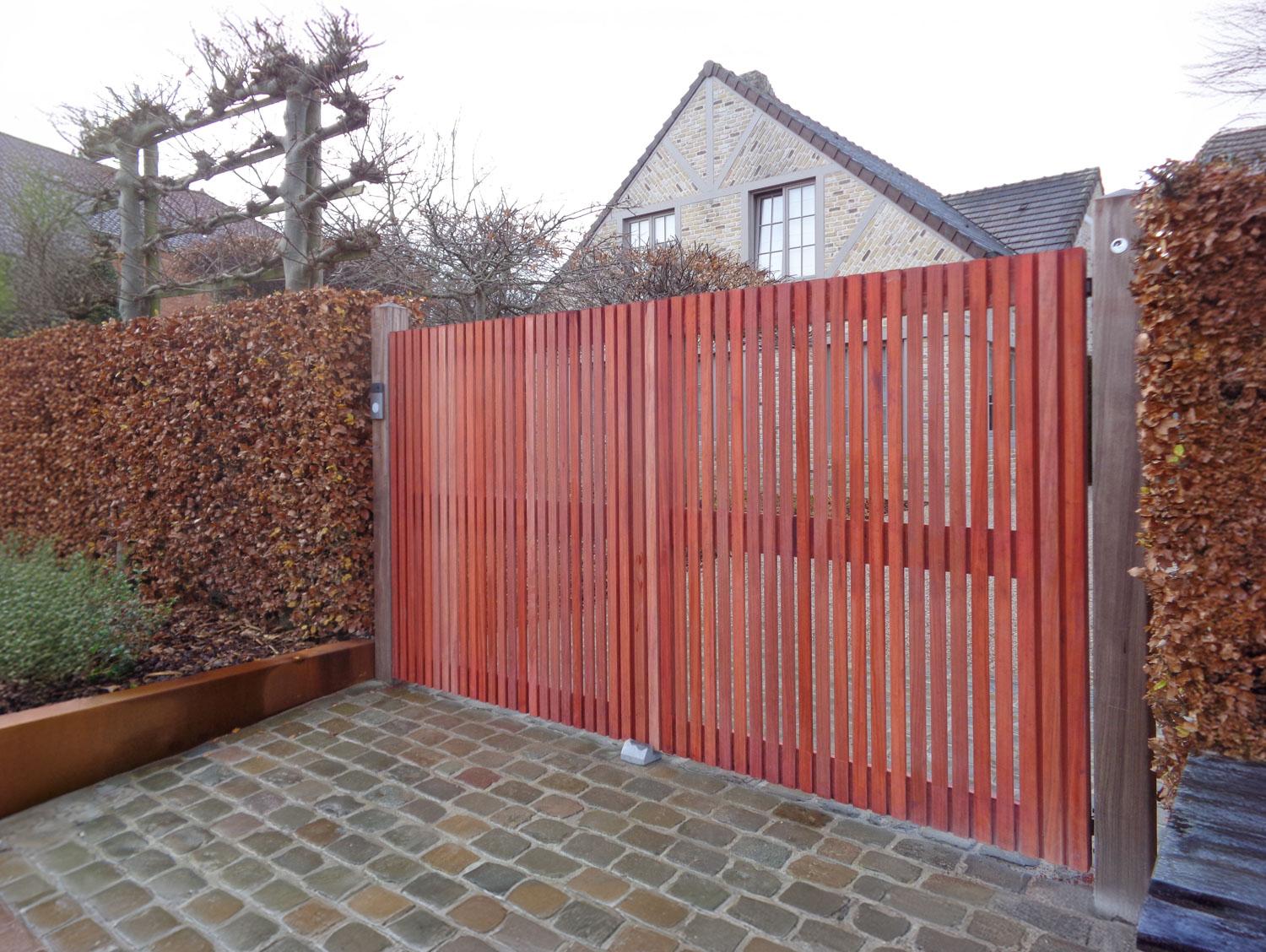 Voeg stijl en veiligheid toe aan uw tuin met een duurzame tuinpoort. Beschikbaar in hout (afromosia, padoek, iroko,...), metaal , aluminium en composiet, op maat gemaakt voor een perfecte aansluiting bij uw tuinafsluiting.