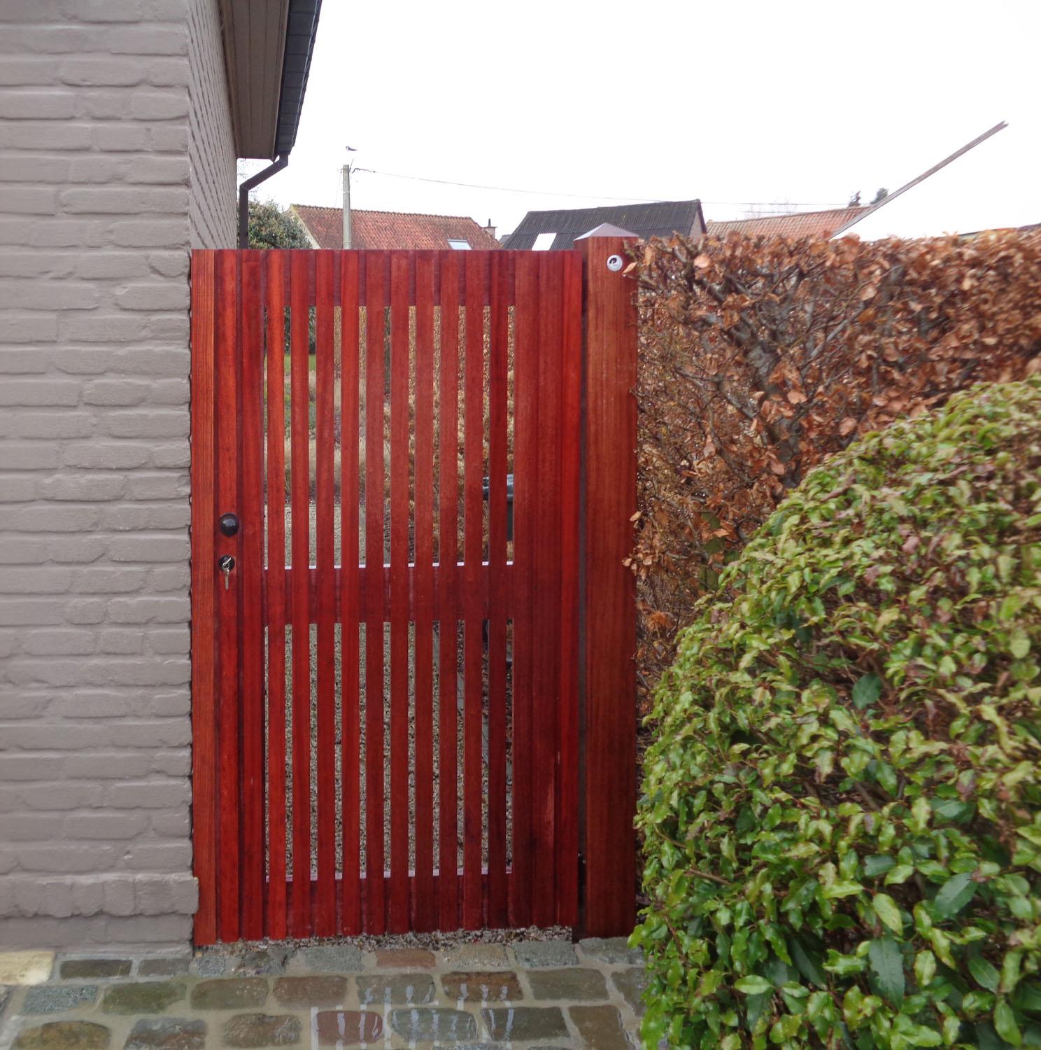 Voeg stijl en veiligheid toe aan uw tuin met een duurzame tuinpoort. Beschikbaar in hout (afromosia, padoek, iroko,...), metaal , aluminium en composiet, op maat gemaakt voor een perfecte aansluiting bij uw tuinafsluiting.