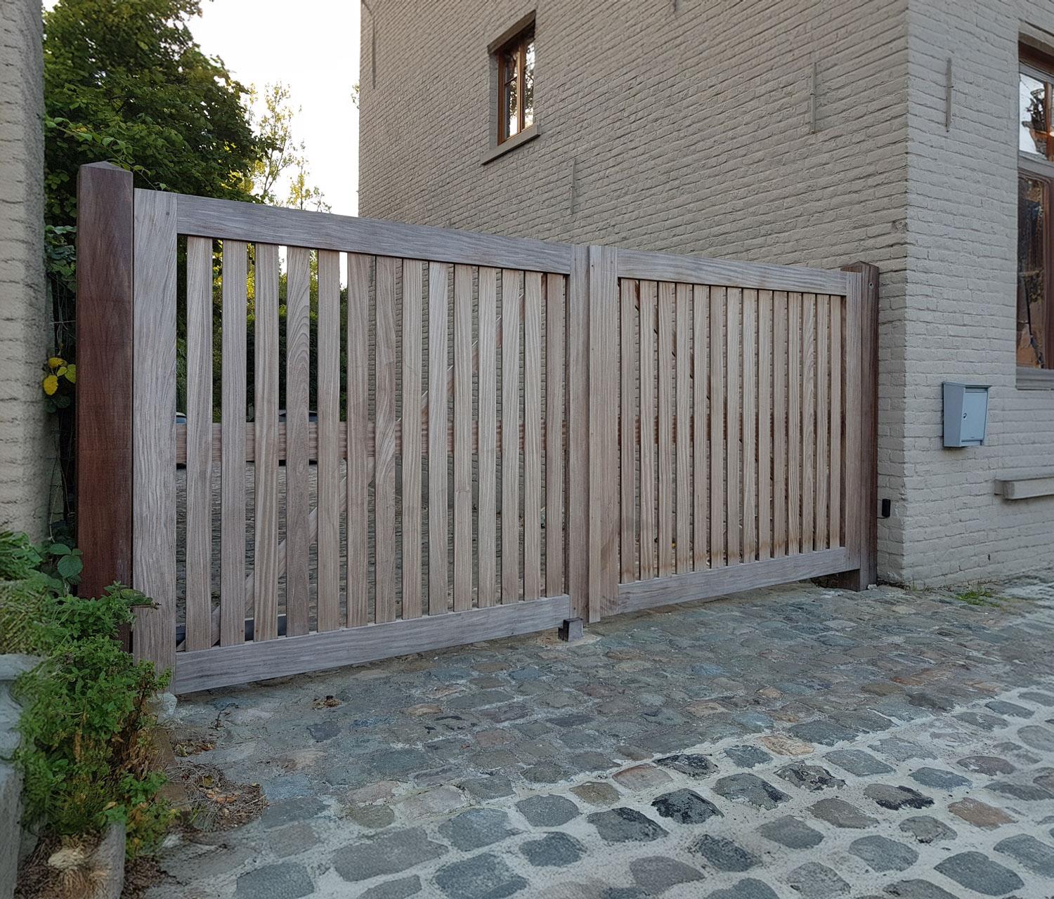 Voeg stijl en veiligheid toe aan uw tuin met een duurzame tuinpoort. Beschikbaar in hout (afromosia, padoek, iroko,...), metaal , aluminium en composiet, op maat gemaakt voor een perfecte aansluiting bij uw tuinafsluiting.