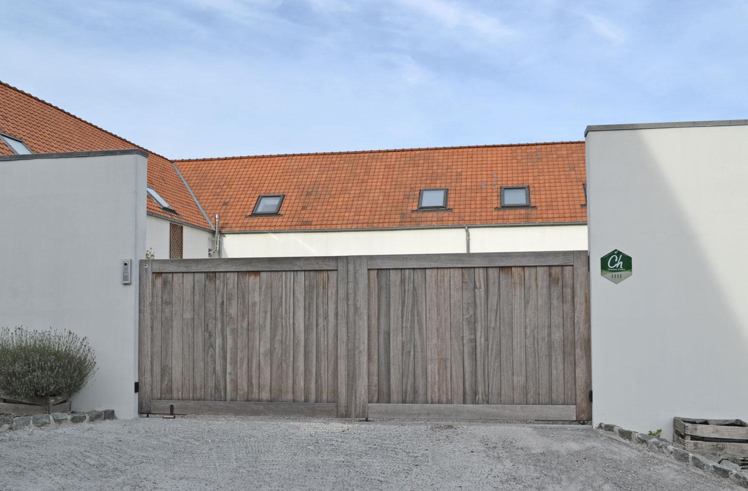 Voeg stijl en veiligheid toe aan uw tuin met een duurzame tuinpoort. Beschikbaar in hout (afromosia, padoek, iroko,...), metaal , aluminium en composiet, op maat gemaakt voor een perfecte aansluiting bij uw tuinafsluiting.