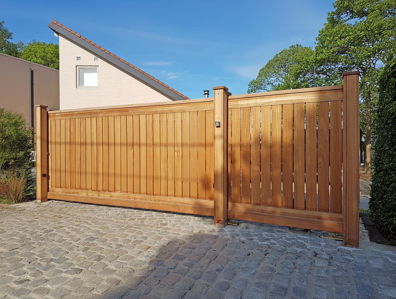 Voeg stijl en veiligheid toe aan uw tuin met een duurzame tuinpoort. Beschikbaar in hout (afromosia, padoek, iroko,...), metaal , aluminium en composiet, op maat gemaakt voor een perfecte aansluiting bij uw tuinafsluiting.