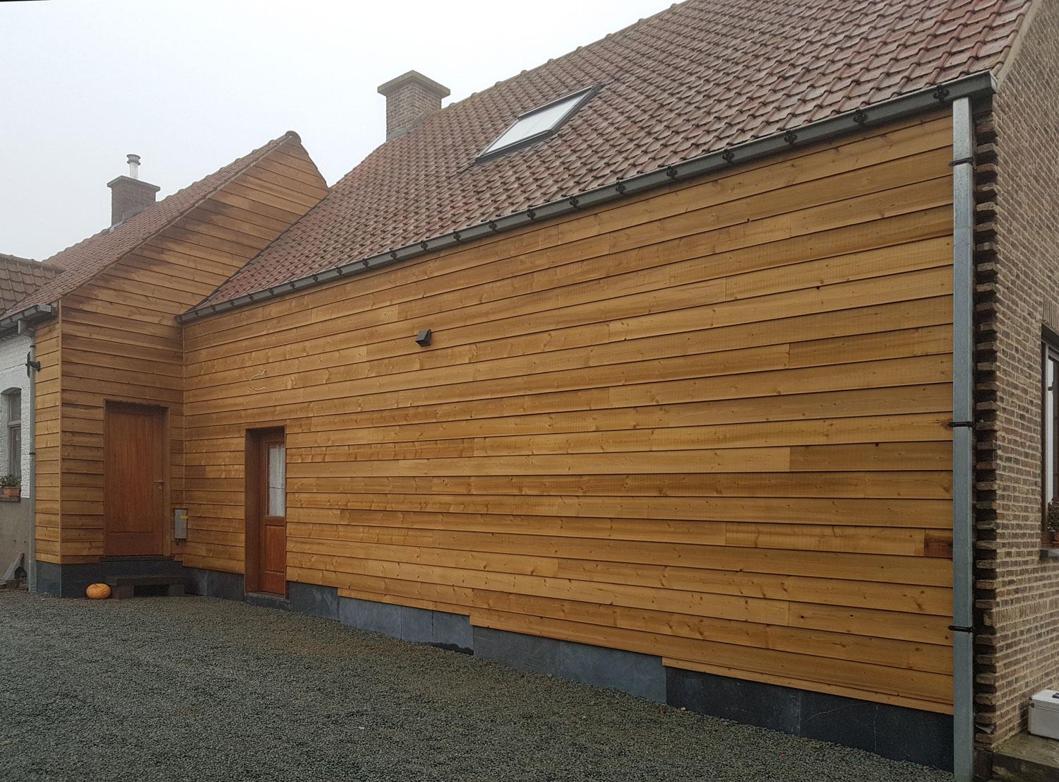 Verfraai en bescherm uw woning met duurzame gevelbekleding. Ontdek onze gevelbekleding in hout of composiet voor een mooie uitstraling. Op maat gemaakt voor elke woning, met minimale onderhoud en maximale duurzaamheid.