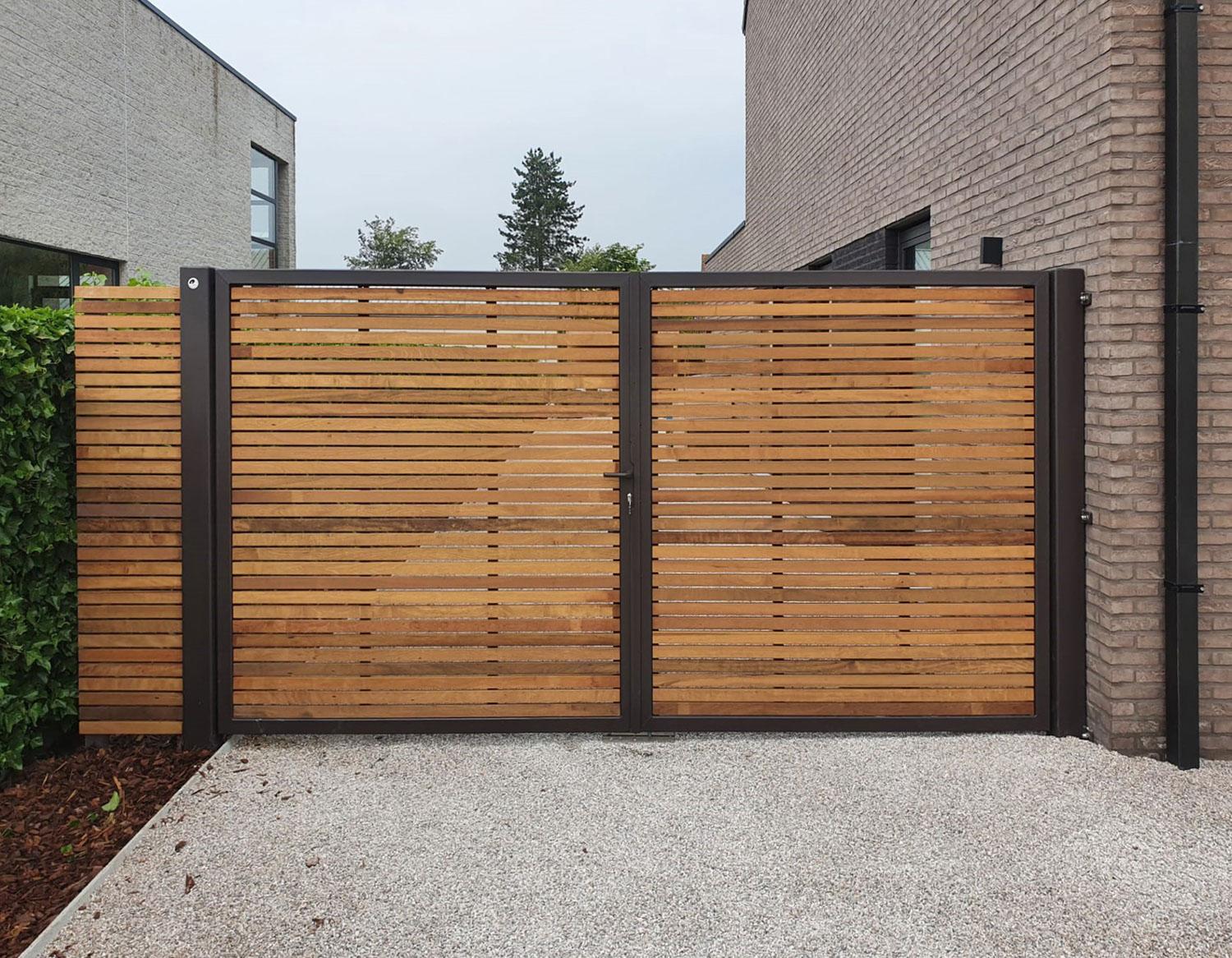 Voeg stijl en veiligheid toe aan uw tuin met een duurzame tuinpoort. Beschikbaar in hout (afromosia, padoek, iroko,...), metaal , aluminium en composiet, op maat gemaakt voor een perfecte aansluiting bij uw tuinafsluiting.