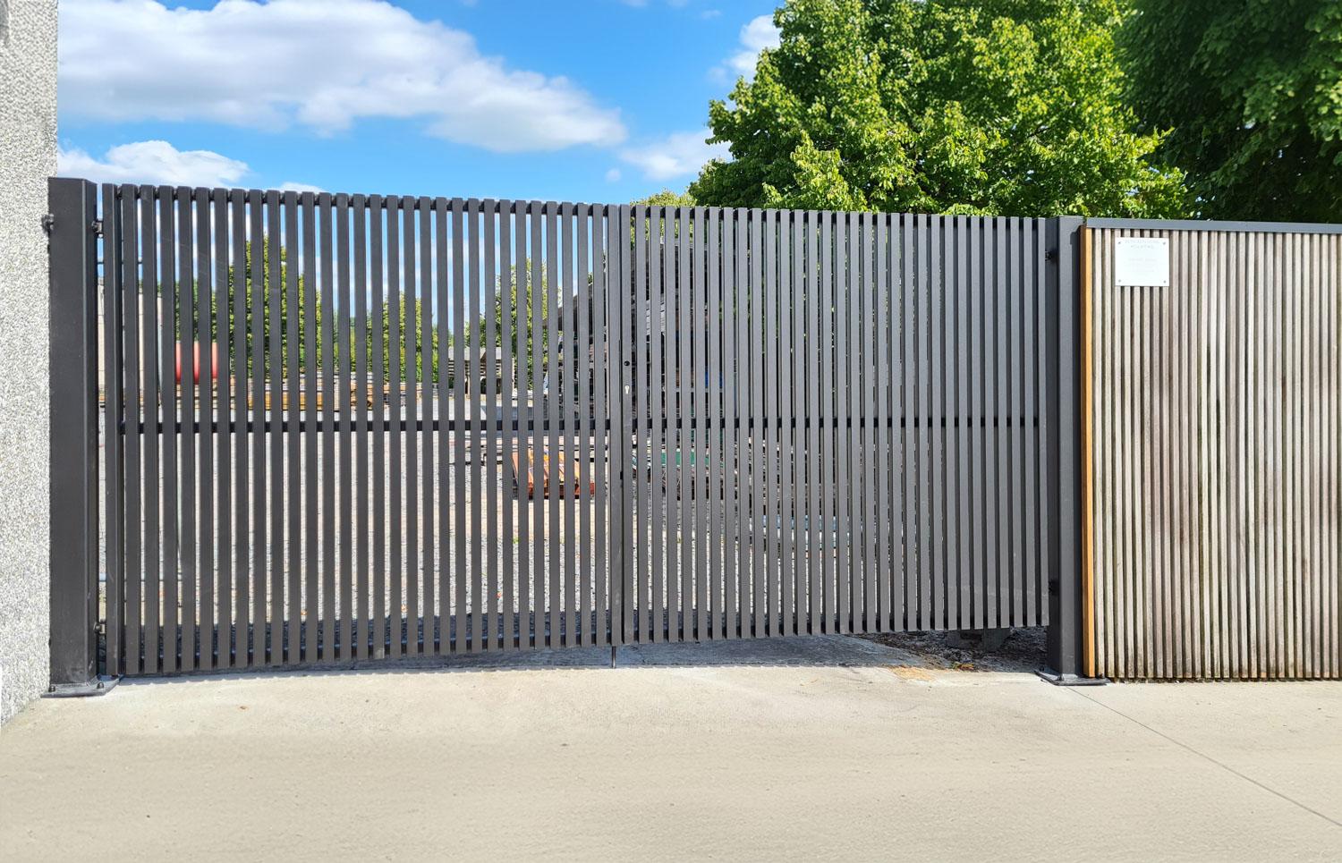 Voeg stijl en veiligheid toe aan uw tuin met een duurzame tuinpoort. Beschikbaar in hout (afromosia, padoek, iroko,...), metaal , aluminium en composiet, op maat gemaakt voor een perfecte aansluiting bij uw tuinafsluiting.