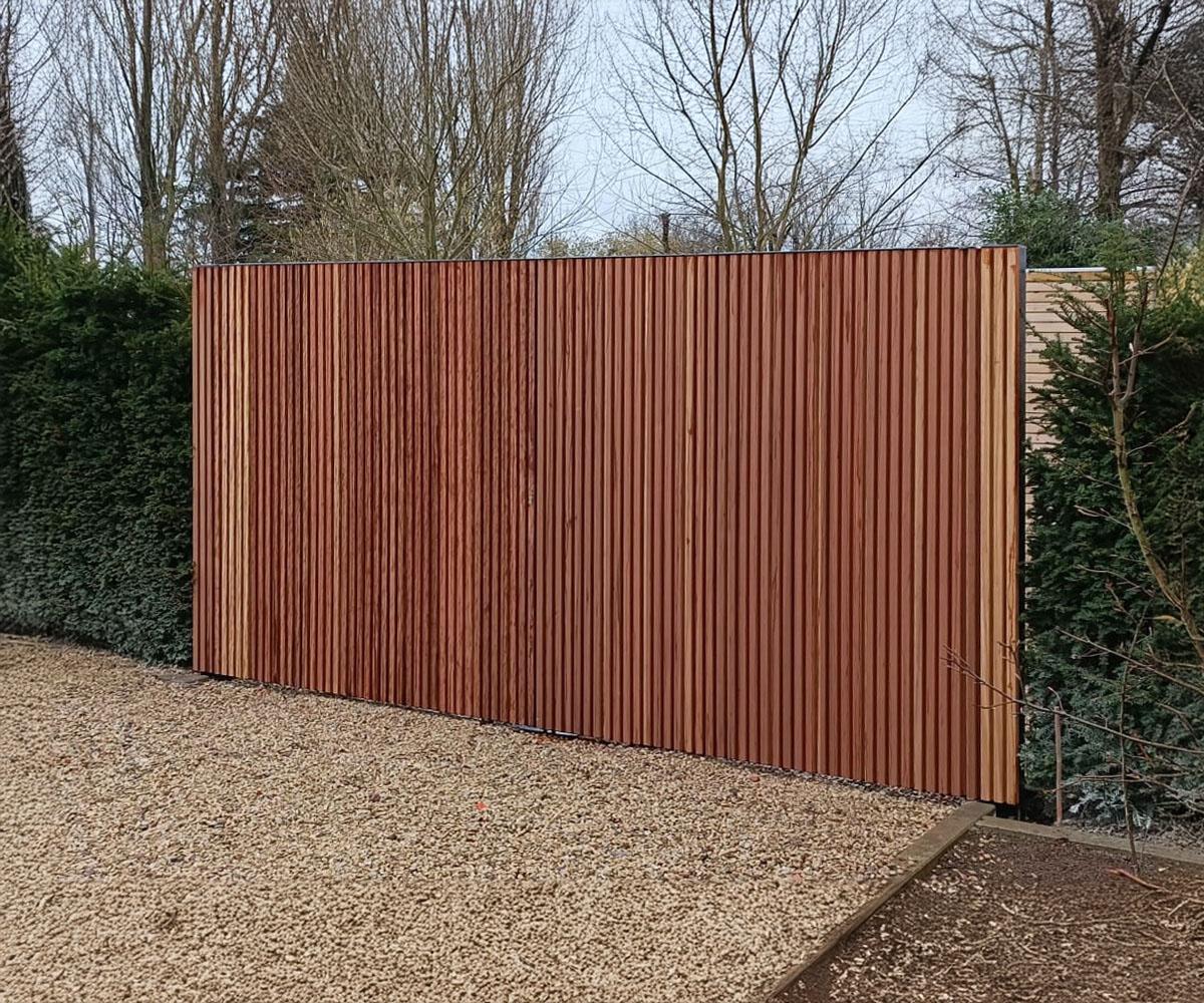 Voeg stijl en veiligheid toe aan uw tuin met een duurzame tuinpoort. Beschikbaar in hout (afromosia, padoek, iroko,...), metaal en composiet, op maat gemaakt voor een perfecte aansluiting bij uw tuinafsluiting.