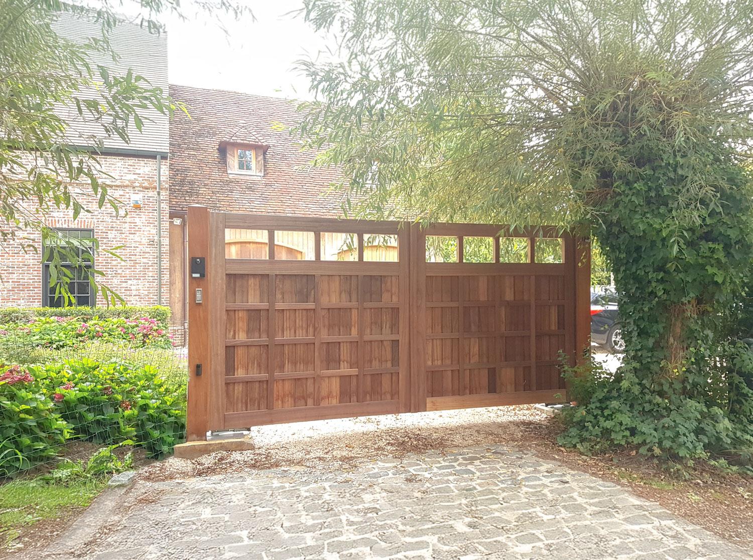 Voeg stijl en veiligheid toe aan uw tuin met een duurzame tuinpoort. Beschikbaar in hout (afromosia, padoek, iroko,...), metaal en composiet, op maat gemaakt voor een perfecte aansluiting bij uw tuinafsluiting.