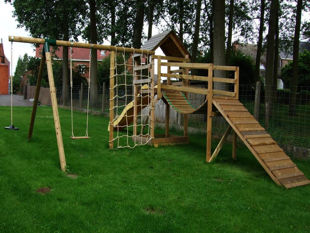 Speeltoren, speeltuig met loopbrug en glijbaan, klimnet en speeltoestellen. veh Ronse