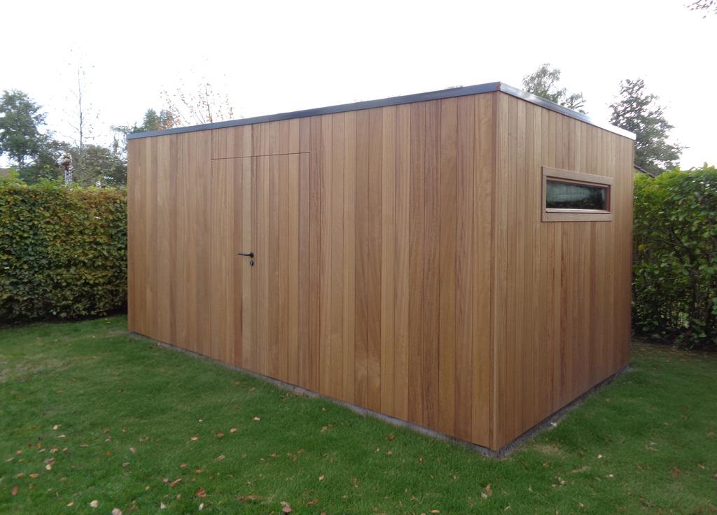 Modern tuinhuis milano of cubic veh Ronse, tuinhuis met verticale beplanking met plat dak in padoek, thermo ayous, iroko