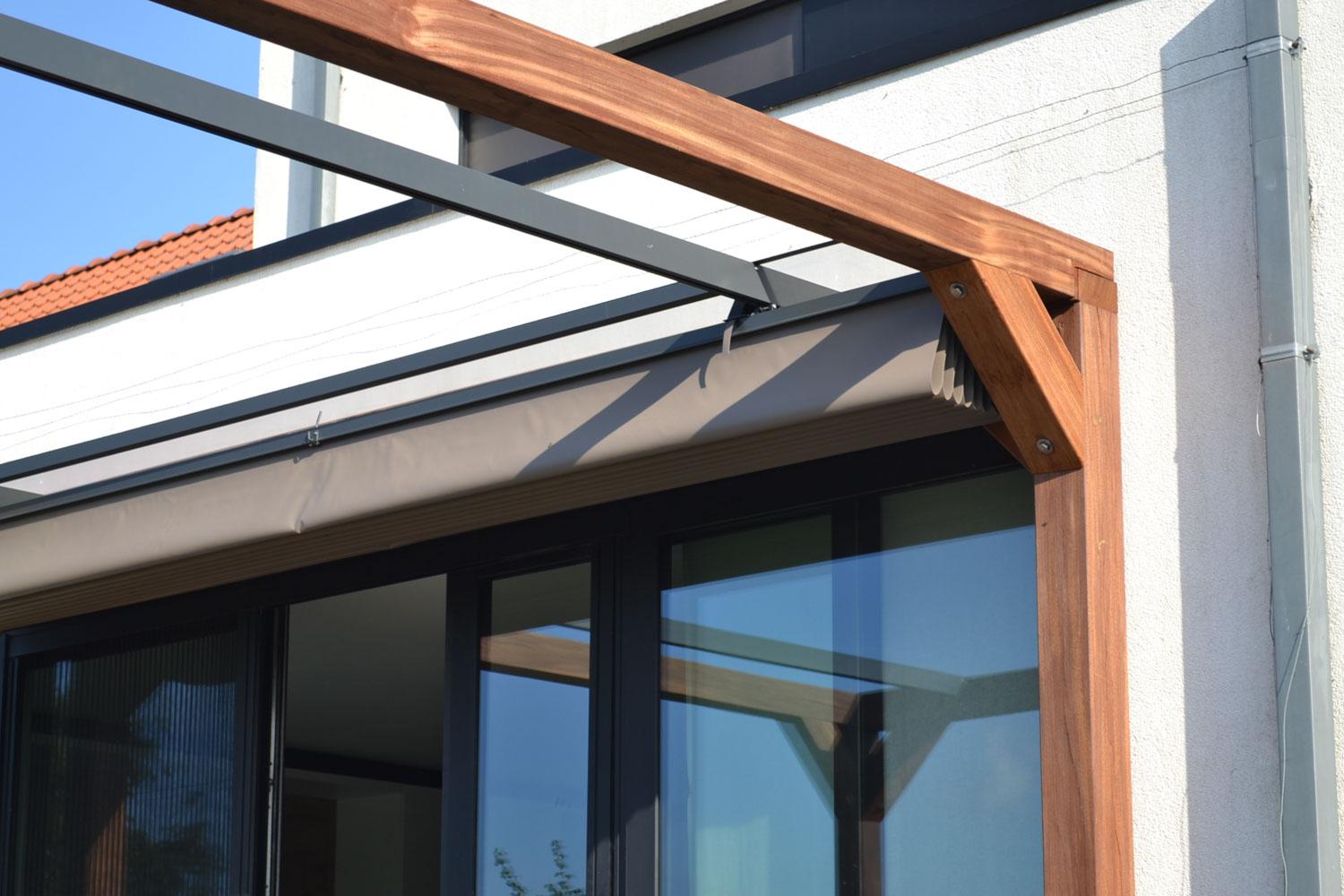 Terrasoverdekking met doek in houten frame. Schaduw maken. Manueel te openen. Zonwering op maat veh Ronse