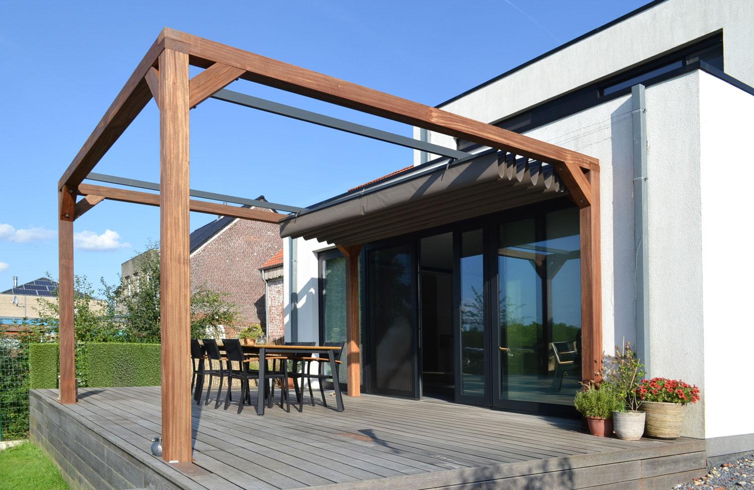 Terrasoverdekking met doek in houten frame. Schaduw maken. Manueel te openen. Zonwering