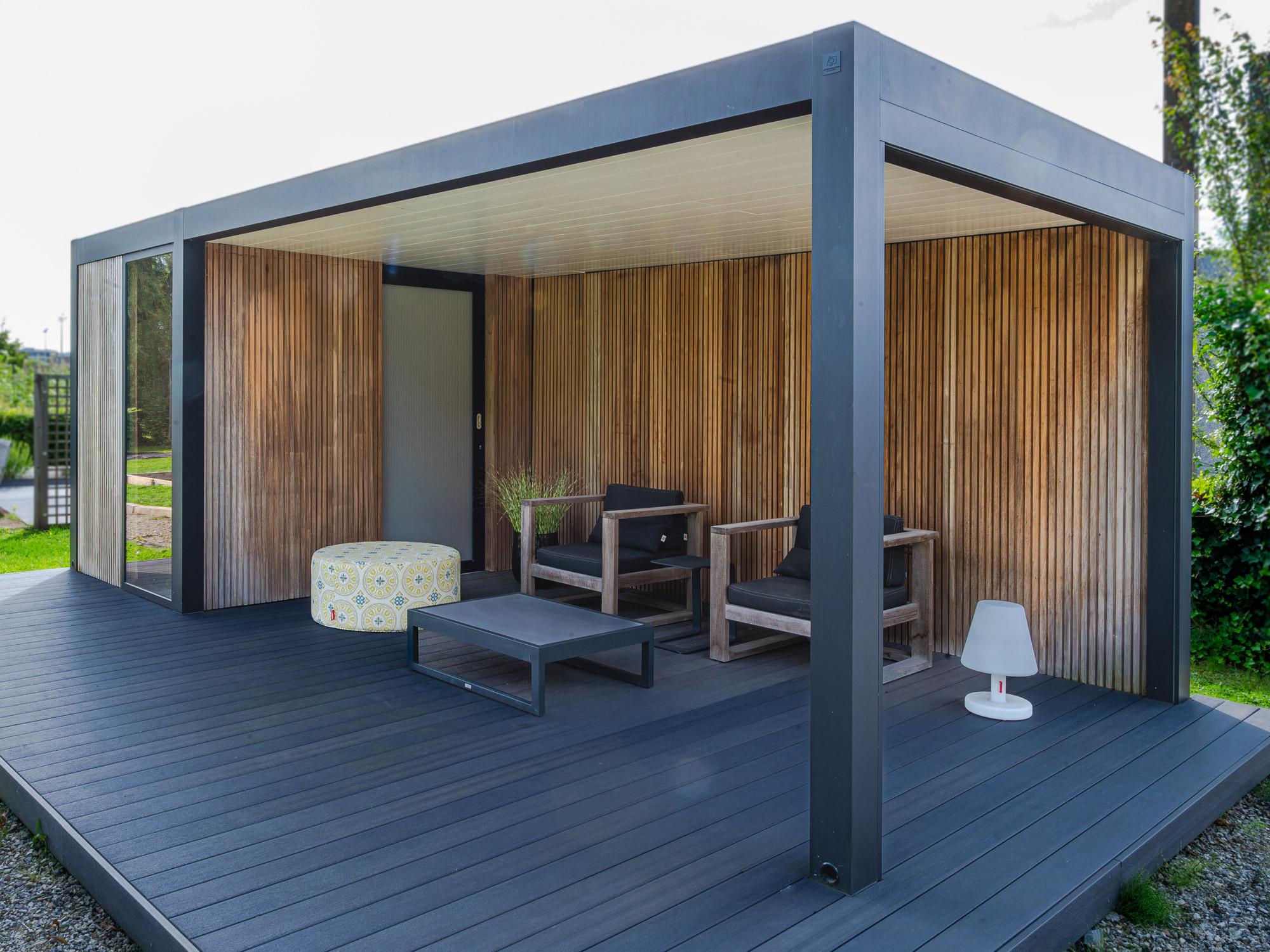 Bijgebouw tuin Bijgebouwen op maat. Buitenruimte, terrasoverdekking met berging en een terras in composiet