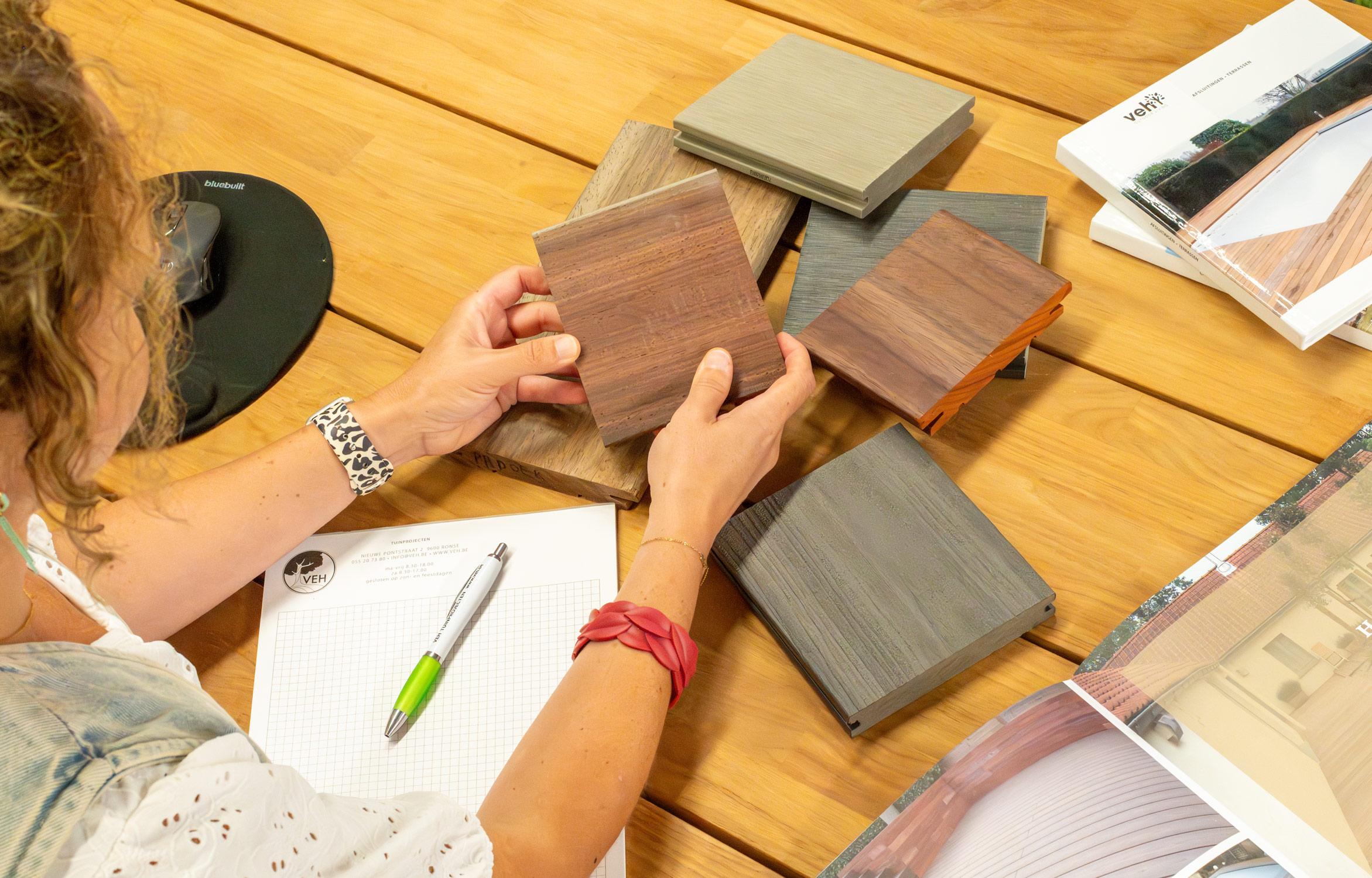 Stalen van terrassen, gevelbekleding, houtsoorten, padoek, composiet. Veh Ronse