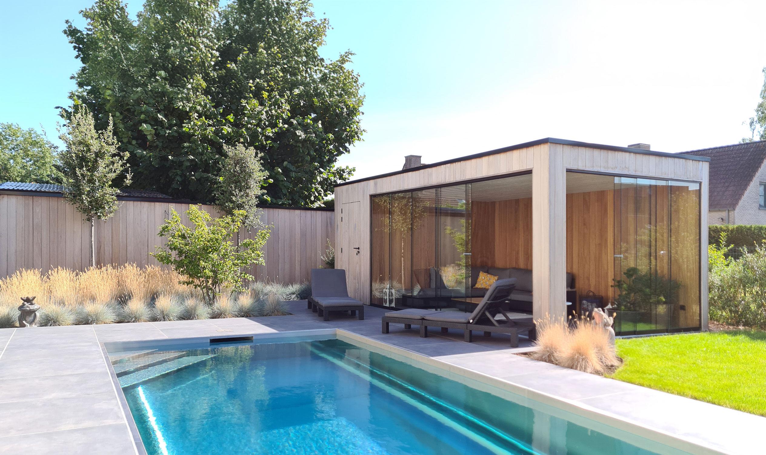 Poolhouse of tuinhuis, tuinkamer in Iroko. Afsluiting in Iroko, tuinproject. Modern poolhouse met verticale beplanking.